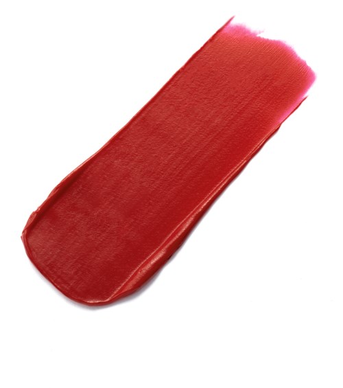Een rode lippenstiftvlek op een witte achtergrond, met een egaal gekleurde en glanzende textuur.