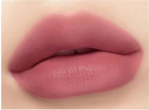Close-up van lippen met roze lipstick en gladde huid, licht geopend.