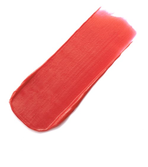 Een dikke streek van roze-rode lippenstift op een witte achtergrond.