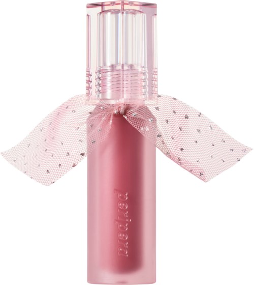 Eine rosa Sprühflasche mit Schleife und Polkadotstoff um den Hals.
