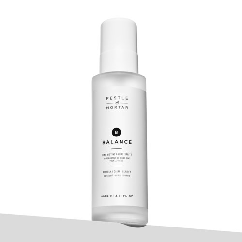 Een witte sprayfles met label Pestle & Mortar B Balance gezichtsnevel, 80 ml, voor verfrissing en kalmte.