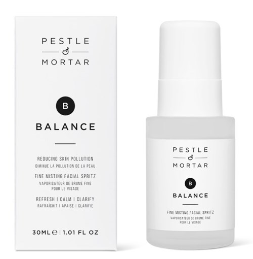 Een huidverzorgingsproduct genaamd Balance door Pestle & Mortar, in een witte fles en doos, bedoeld om de huid te verfrissen en te kalmeren.