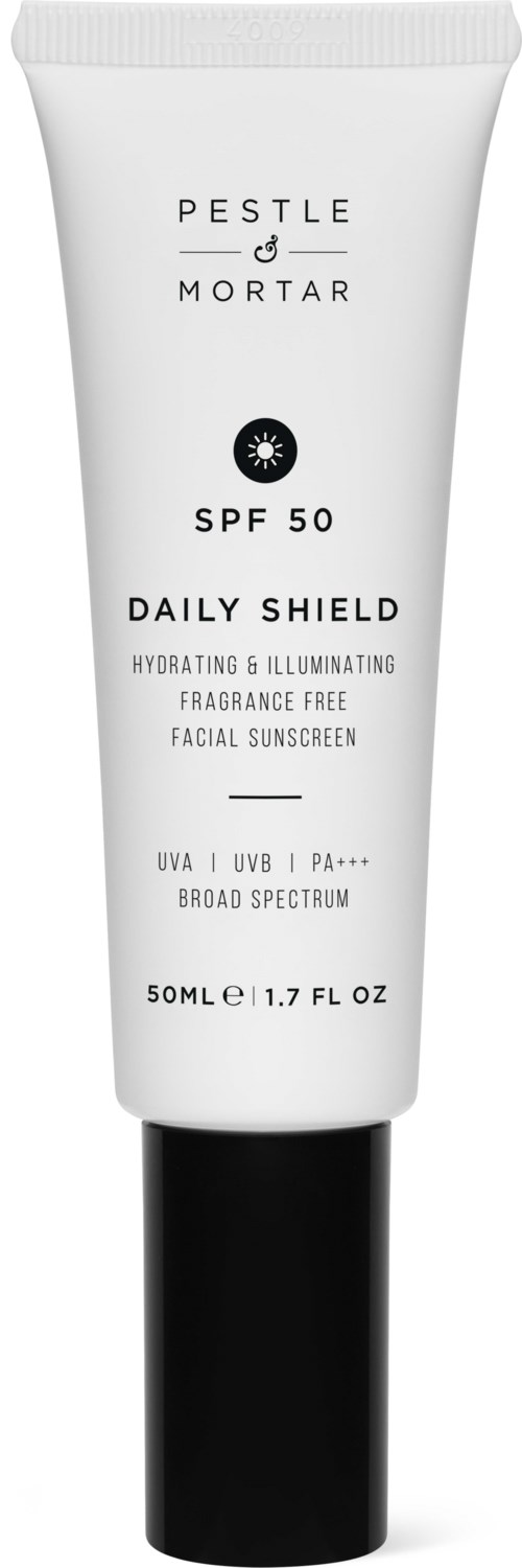 Witte tube van PESTLE & MORTAR Daily Shield gezichts-zonnebrandcrème met SPF 50. Zwarte dop onderaan.