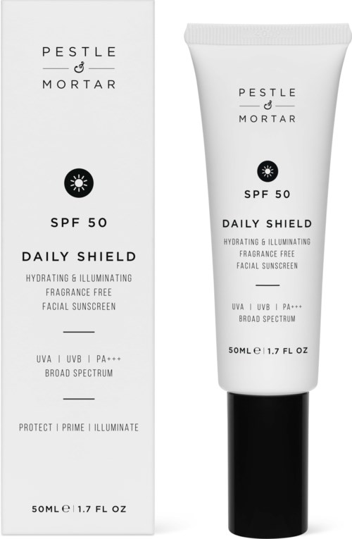 Een witte tube van PESTLE & MORTAR SPF 50 dagelijkse gezichts zonnebrandcrème en de doos met productgegevens.