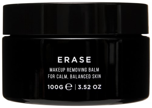 Een zwarte pot met witte tekst, gelabeld "ERASE," beschrijft het als een make-up verwijderingsbalsem voor kalme, uitgebalanceerde huid.