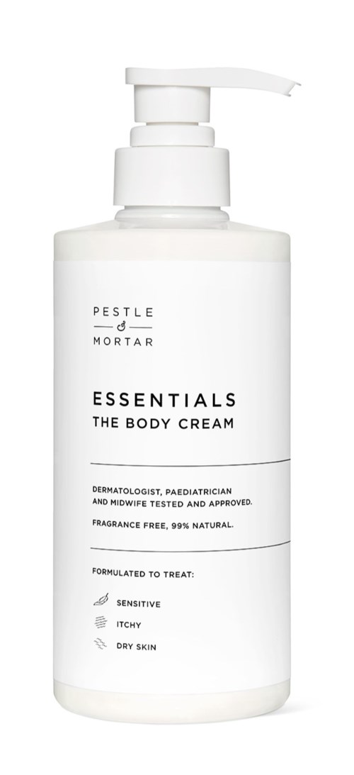 Een witte fles met pomplabel 'Pestle and Mortar Essentials The Body Cream' voor gevoelige, jeukende, droge huid.