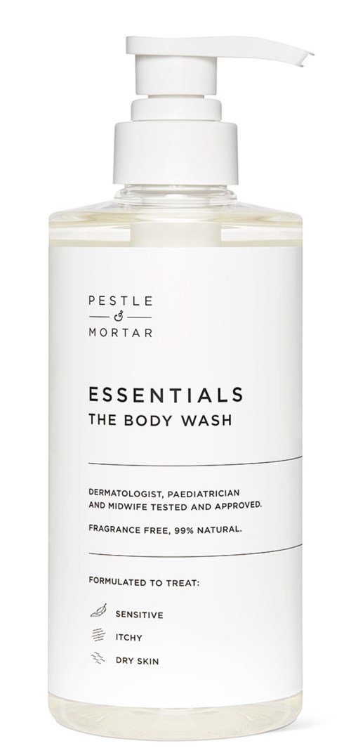 Eine weiße Flasche mit Pumpaufsatz, gekennzeichnet 'Essentials The Body Wash', geeignet für sensible, juckende, trockene Haut, parfumsfrei.