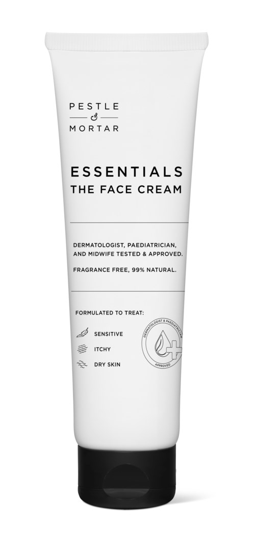 Een witte tube gezichtscrème met label "Essentials The Face Cream" en zwarte dop, voor gevoelige, jeukende, droge huid.