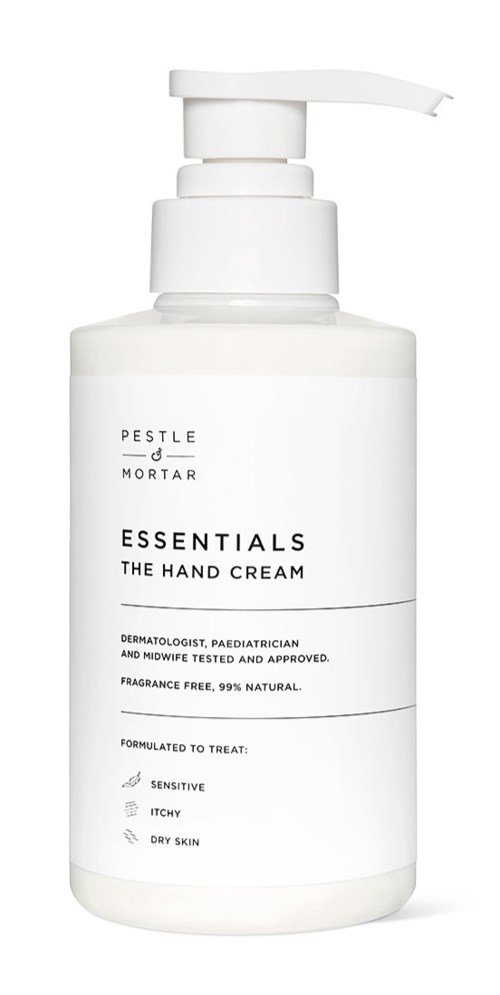 Eine weiße Flasche mit Pumpe mit Aufschrift 'Essentials The Hand Cream' für empfindliche, juckende, trockene Haut. Flaches Design. Minimalistisch.