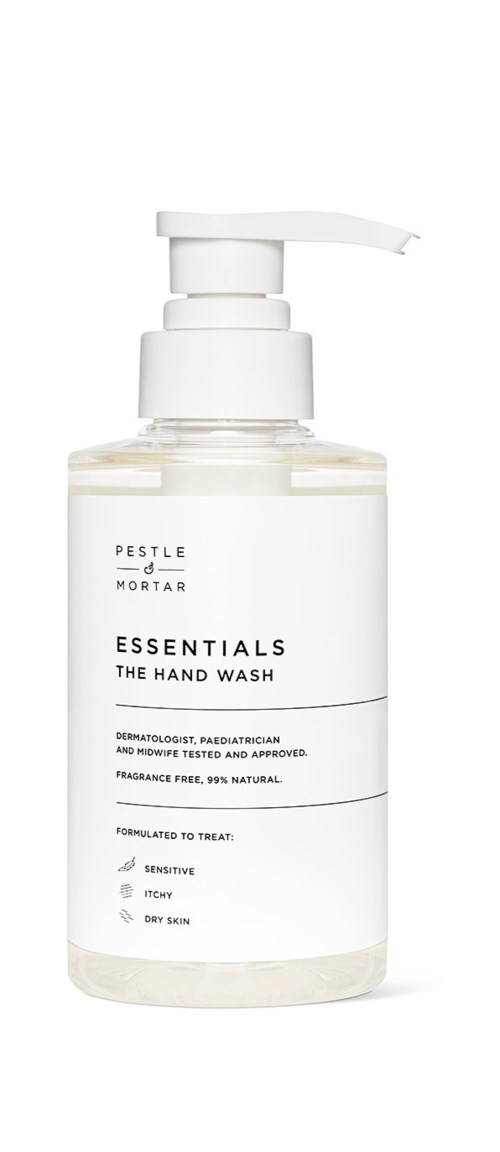 Een witte pompflacon met label Essentials Hand Wash, ontworpen voor gevoelige huid en natuurlijke ingrediënten.