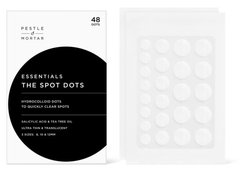 Verpakking van een huidverzorgingsproduct met plakdopjes om vlekken te verwijderen. Beschrijft soorten en maten van de inbegrepen dots.