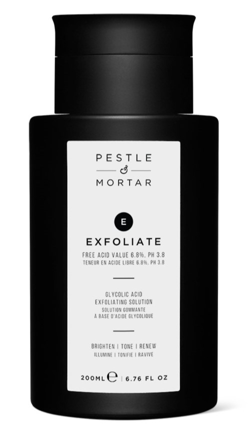 Zwarte fles met wit etiket, vermeldt exfoliëren, zuur en voordelen zoals huidverheldering en vernieuwing.