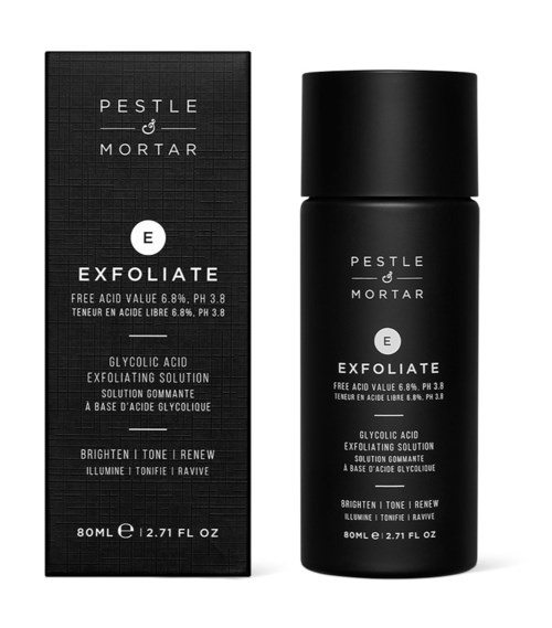Zwarte doos en fles met witte tekst die exfoliërende huidverzorging aangeeft. Het product heet PESTLE & MORTAR EXFOLIATE.