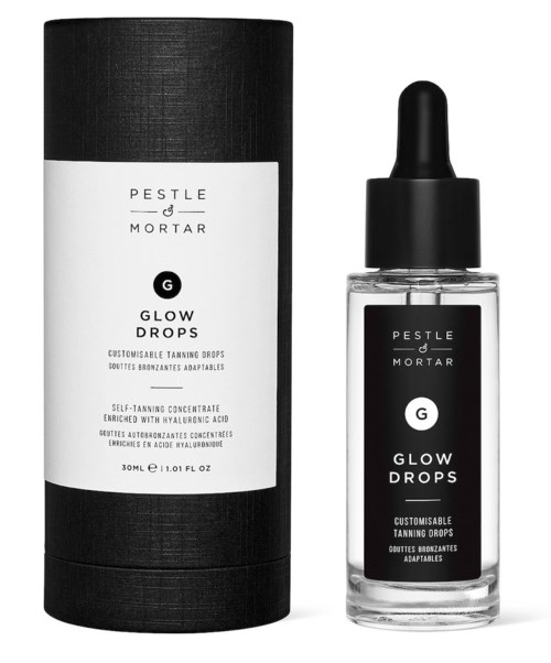 Een huidverzorgingsproduct genaamd Pestle & Mortar Glow Drops met zwart-wit ontwerp in een pipetfles.