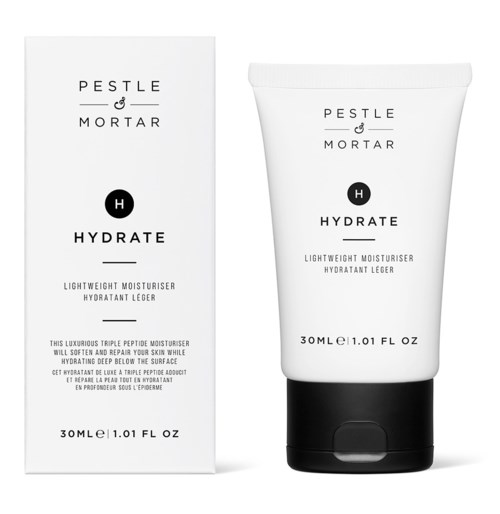En hudvårdsprodukt i vit förpackning och tub, märkt som lätt fuktighetskräm för hydrering, från Pestle & Mortar.