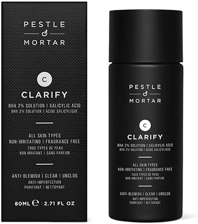 De afbeelding toont een zwarte fles en doos voor Pestle & Mortar Clarify huidverzorgingsproduct, met witte tekst over ingrediënten en kenmerken.