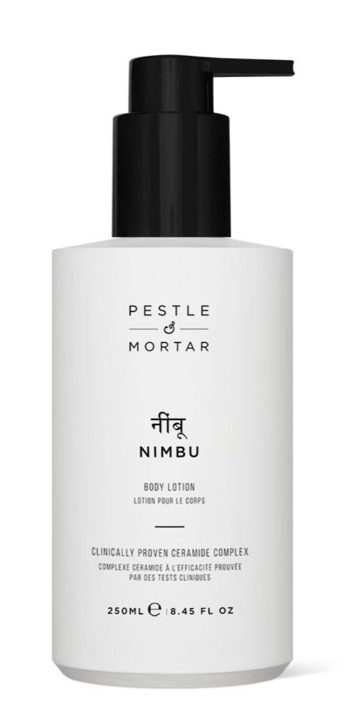 Een wit flesje met een zwarte pomp, gelabeld als 'Pestle & Mortar', met lichaamslotion genaamd 'NIMBU' van 250 ml.