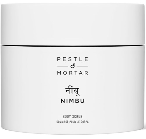 Een witte container met zwarte tekst voor Pestle & Mortar NIMBU lichaamscrème, inclusief Hindi-tekst en productdetails.