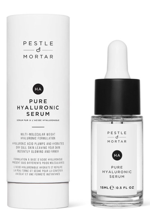 Een klein flesje en doos van Pestle & Mortar Pure Hyaluronic Serum voor huidhydratatie.