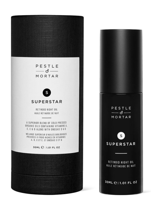 Een zwart cilindervormige container en een sprayfles met wit en zwart label voor Pestle & Mortar's Superstar Retinol Night Oil.