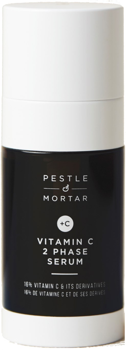 Een flesje van Pestle & Mortar Vitamin C 2 Phase Serum met witte dop en zwart label.