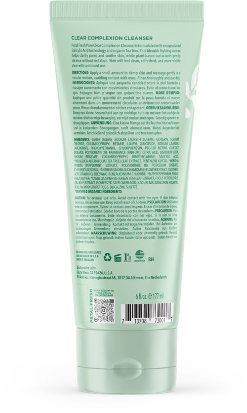 Een groene tube met Clear Complexion Cleanser met gedetailleerde tekst in kleine letters.