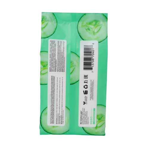 Een groene fruitsappak met komkommerschijfjes op de achtergrond en voedingsinformatie aan de zijkant.