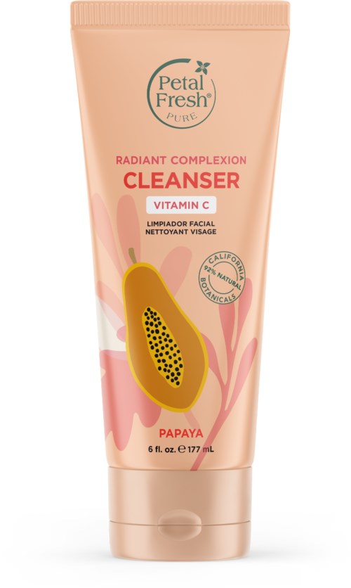 Een tube gezichtsreiniger met papaja en vitamine C, van Petal Fresh. Roze en groen ontwerp.