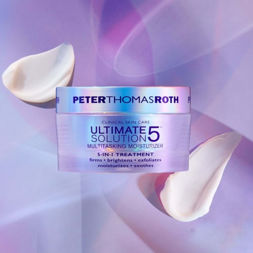 Een potje van Peter Thomas Roth Ultimate Solution 5 moisturizer met witte bloemblaadjes en paarse achtergrond.