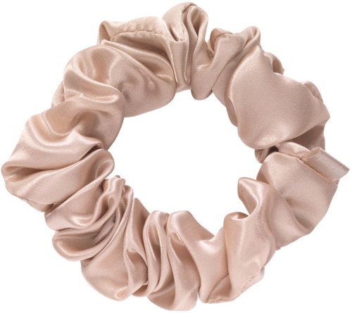 En beige satengstrikk med samlet stoff, brukt til å feste håret.