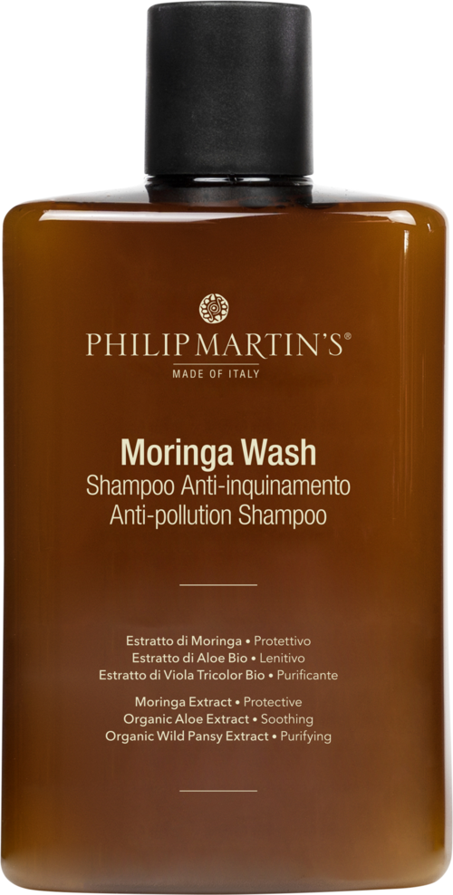 Brun flaske med svart lokk, merket Philip Martin's Moringa Wash, anti-forurensningssjampo med naturlige ingredienser.