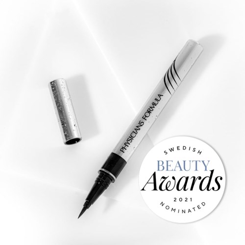 Een zwarte marker met een grijs deksel en witte body, gelabeld 'Physicians Formula'. Een ronde badge zegt 'Swedish Beauty Awards 2021 Geselecteerd.'