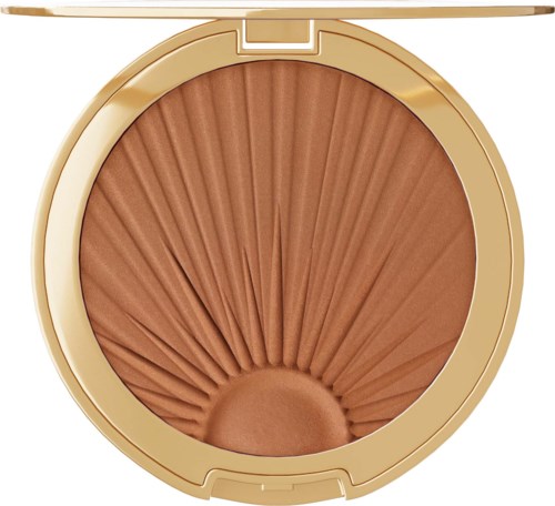 Bronzer i en rund kompakt med veckad design och guldkant.