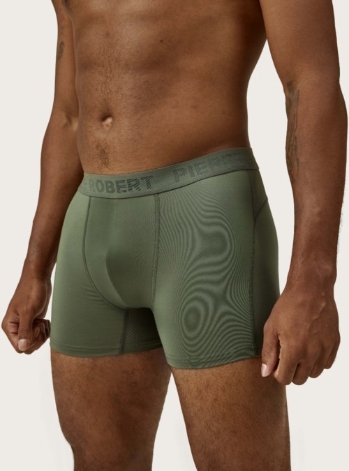 Ein Mann trägt grüne Boxershorts mit einem Band, auf dem 'ROBERT' steht.