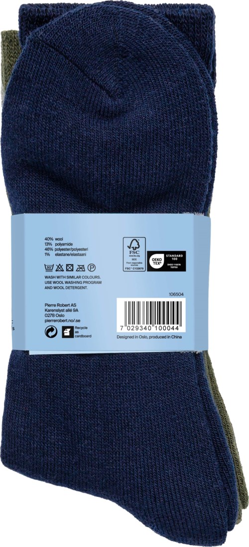 En vikad mörkblå strumpa med en etikett runt, visar text och symboler, troligen i en butiksmiljö.