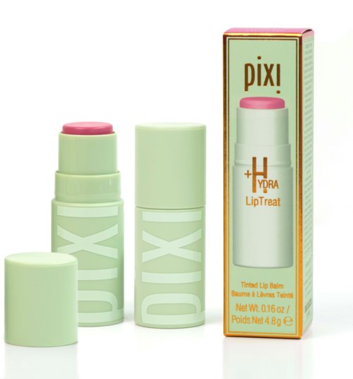 Lippenbalsem in een kleine witte en roze houder, met verpakking met roze en oranje tekst, en deksel gesloten.
