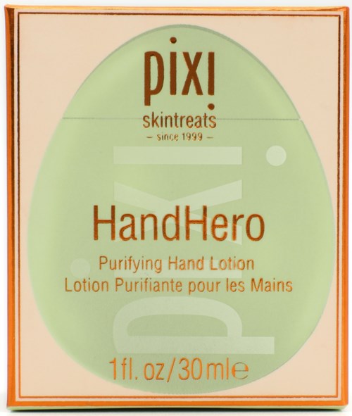 En grønn oval etikett for håndkrem med tekst om Pixi, hudpleie og lotiondetaljer.