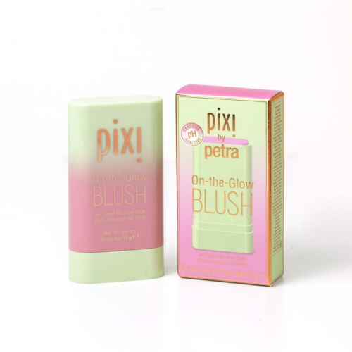Ein Blush-Stick mit rosa und weißen Verpackung, und eine Schachtel zeigt Produktname und Marke.
