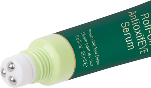 Ein grüner Tube mit Augenseerum und Metallkugeln an der Spitze.