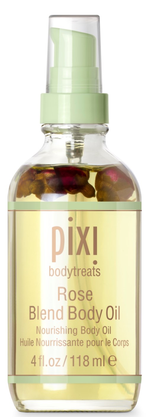 Een doorzichtige sprayfles met een groene dop bevat rozengeurige bodyolie. Het etiket zegt 'pixi Rose Blend Body Oil'.