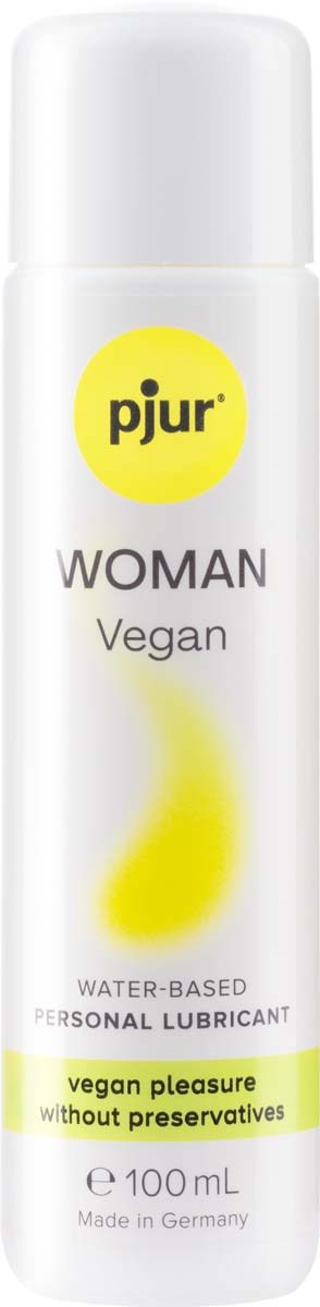 Eine weiße Flasche mit 'pjur WOMAN Vegan' und gelbem Punkt, zeigt wasserbasiertes Gleitmittel für Frauen. Es betont vegane Inhaltsstoffe.