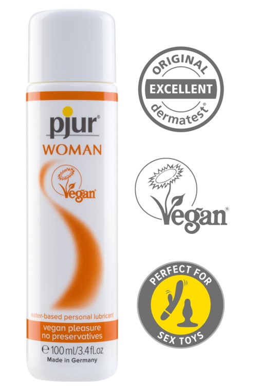 Eine weiße Sprühflasche mit orangen Details, beschriftet 'pjur WOMAN', mit Logos für vegan, hautfreundlich und sexspielzeuggeeignet.