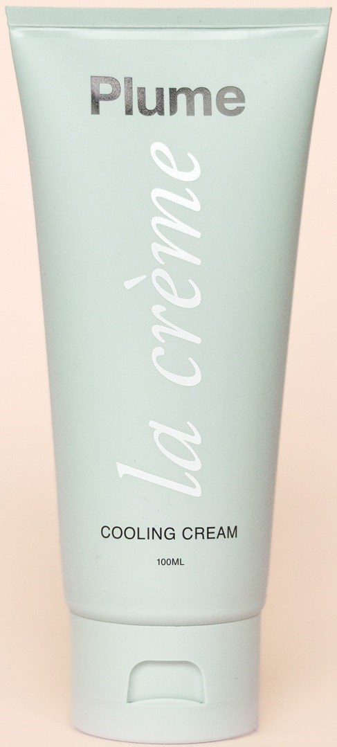 Eine hellgrüne Tube mit kühlender Creme, beschriftet "Plume la crème" mit weißem Deckel.