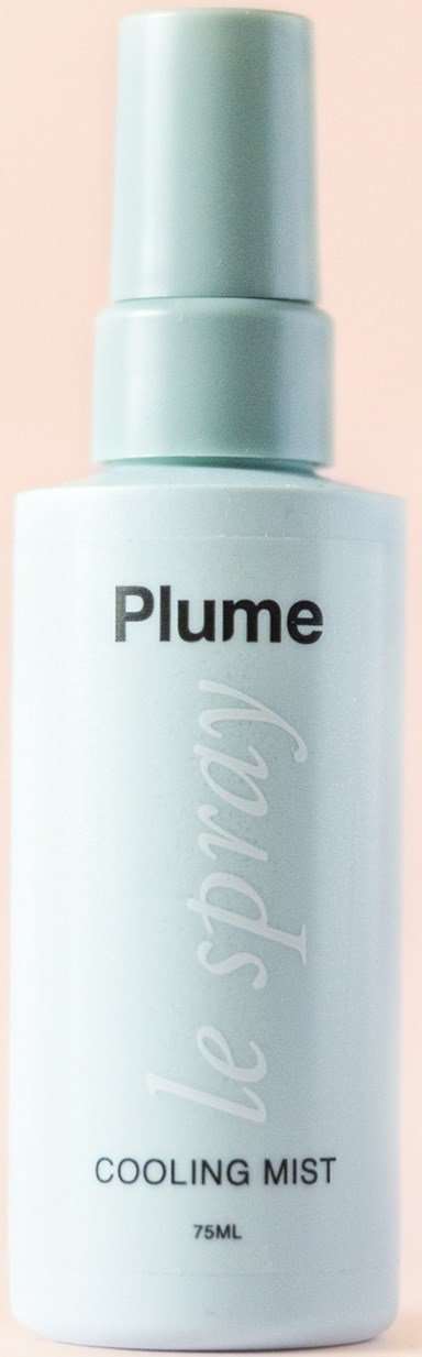 Eine hellblaue Sprühflasche mit Beschriftung "Plume" und "Cooling Mist" auf rosa Hintergrund.