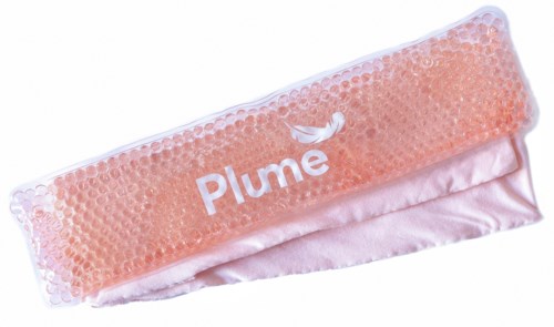 Eine rosa Stofftasche mit 'Plume' und Federlogo, eingepackt in Luftpolsterfolie.
