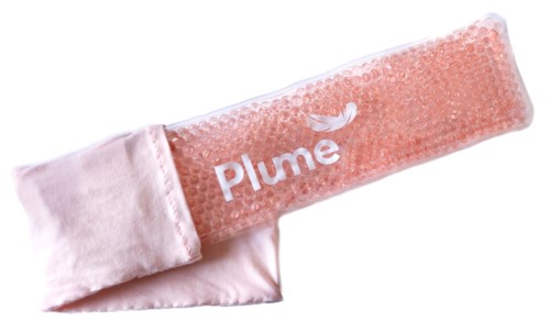Ein pinkes und weißes Produkt mit dem Wort "Plume" und einem kleinen Vogel-Logo. Es scheint ein weiches Stoffstück zu sein.