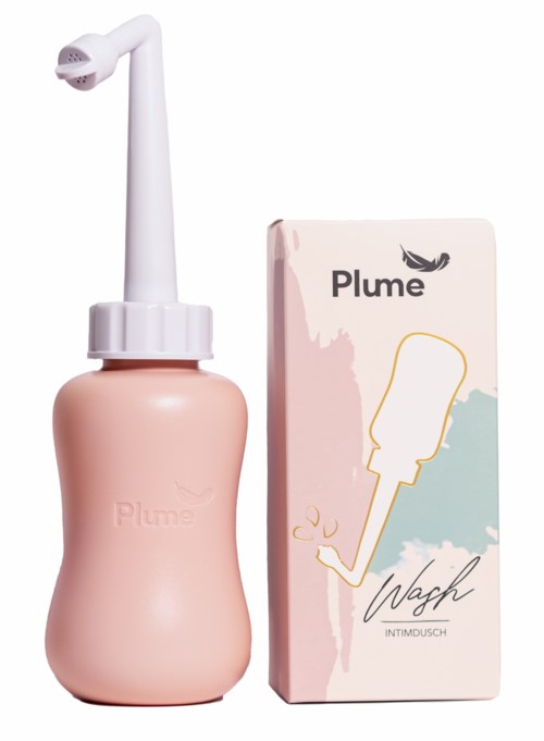 Eine rosa Flasche mit langer Düse und eine Box mit 'Plume' und 'Vach', die auf ein Hygieneprodukt hinweisen.