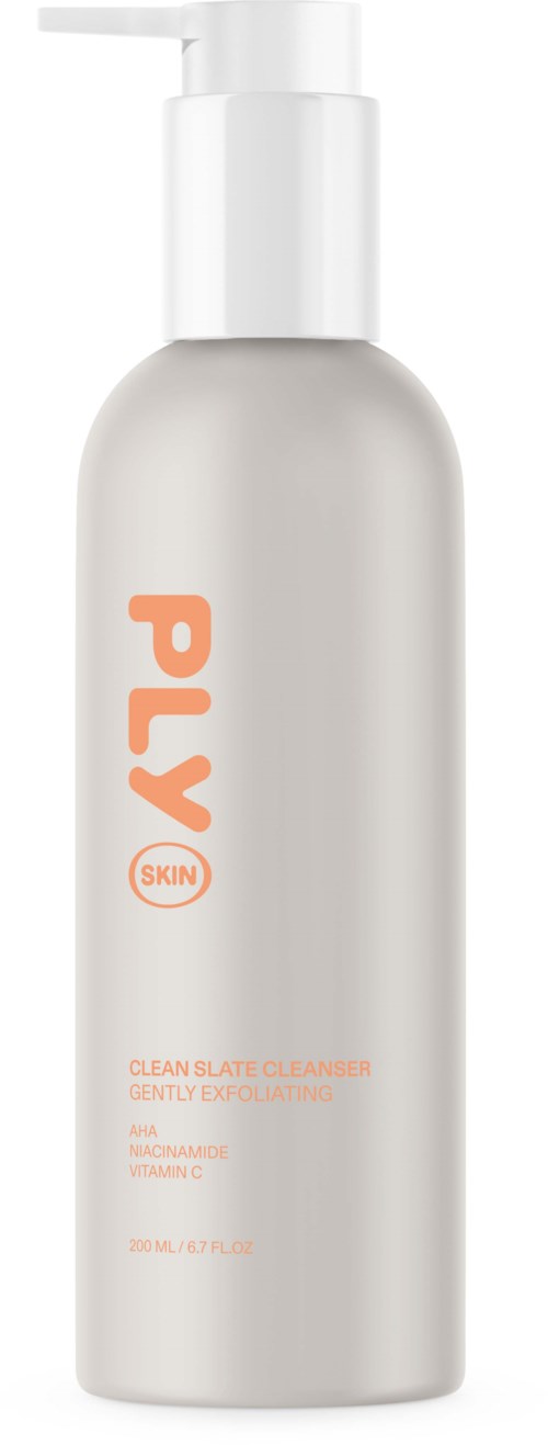 Een witte fles met pomp, gelabeld 'PLUX SKIN' en 'CLEAN SLATE CLEANSER'.