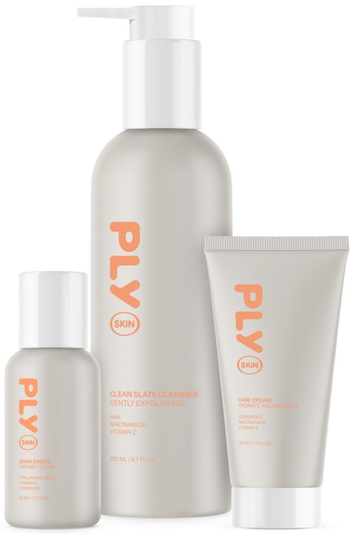 Set huidverzorgingsflessen met label PLY SKIN voor reinigen en exfoliëren. Verschillende maten, witte flessen met oranje tekst.