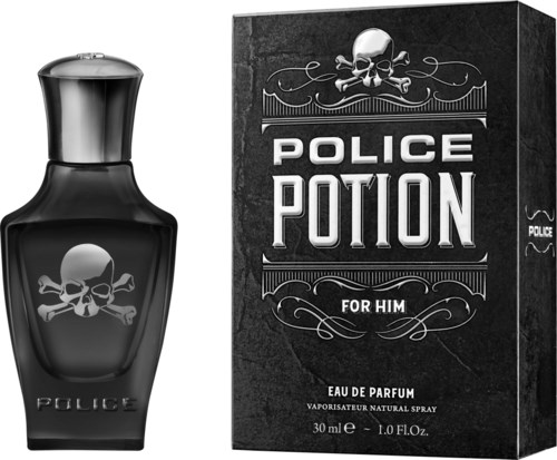 Een zwarte fles met een schedel en gekruiste beenderen, naast een bijpassende doos met 'Police Potion for Him' parfum.